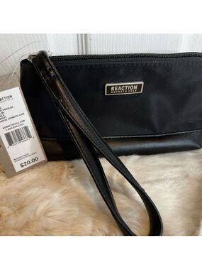 KENNETH COLE REACTION CLUTCH/WRISTLET